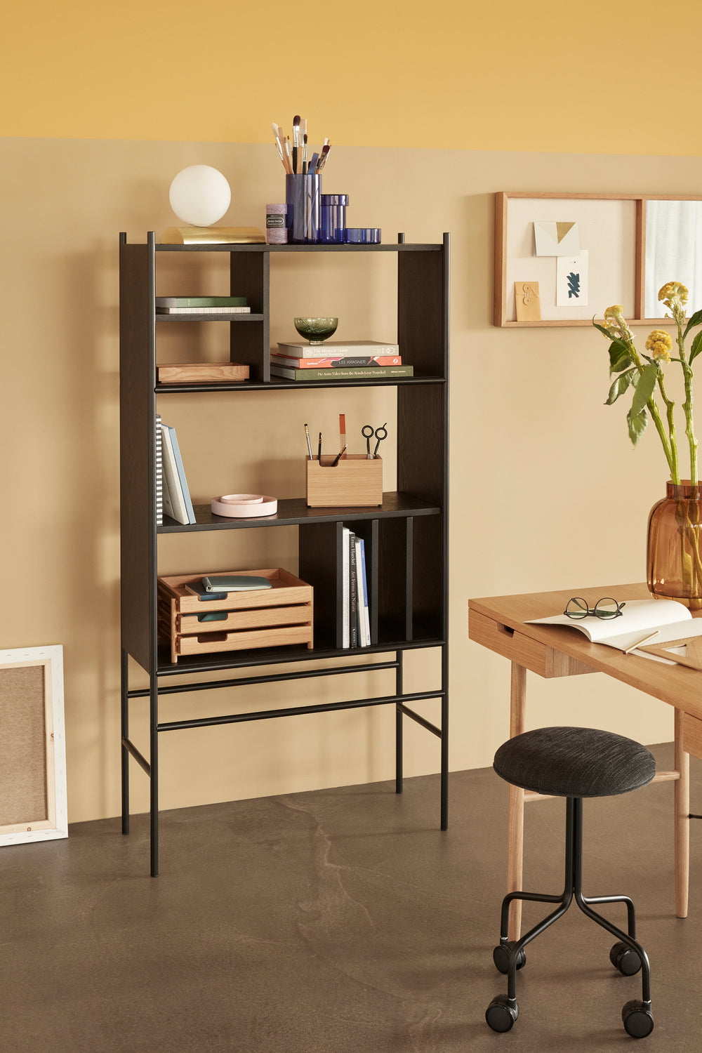 Divide Regal, Schwarz