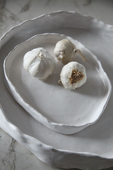 Handgefertigte Servierplatte aus Keramik