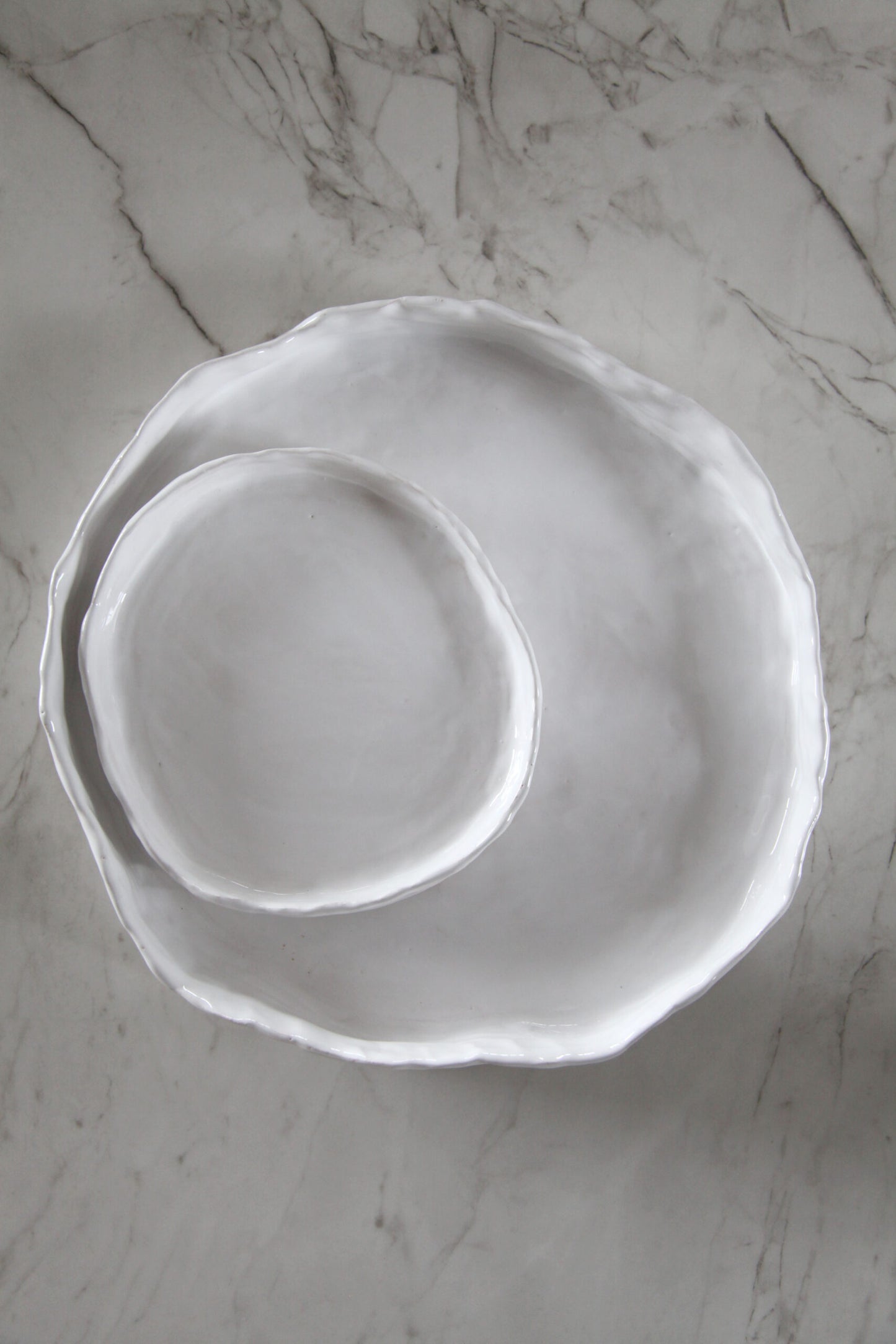 Handgefertigte Servierplatte aus Keramik