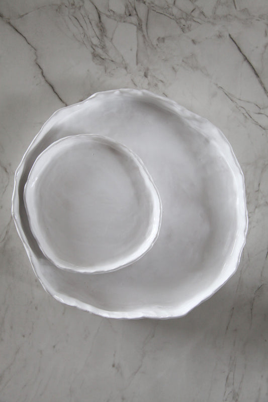 Handgefertigte Servierplatte aus Keramik