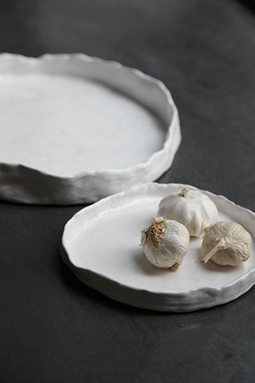 Handgefertigte Servierplatte aus Keramik