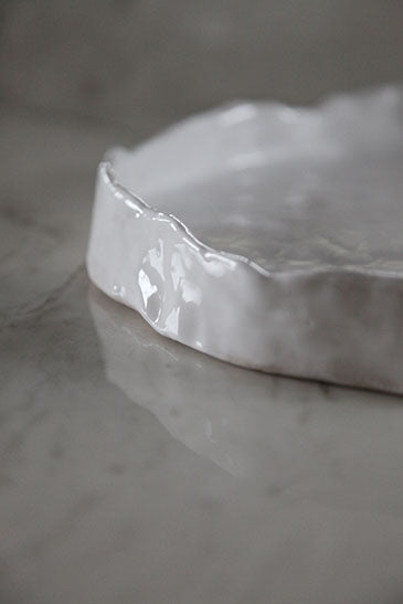 Handgefertigte Servierplatte aus Keramik